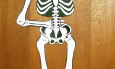 ¿Cómo hacer un esqueleto humano de cartón?